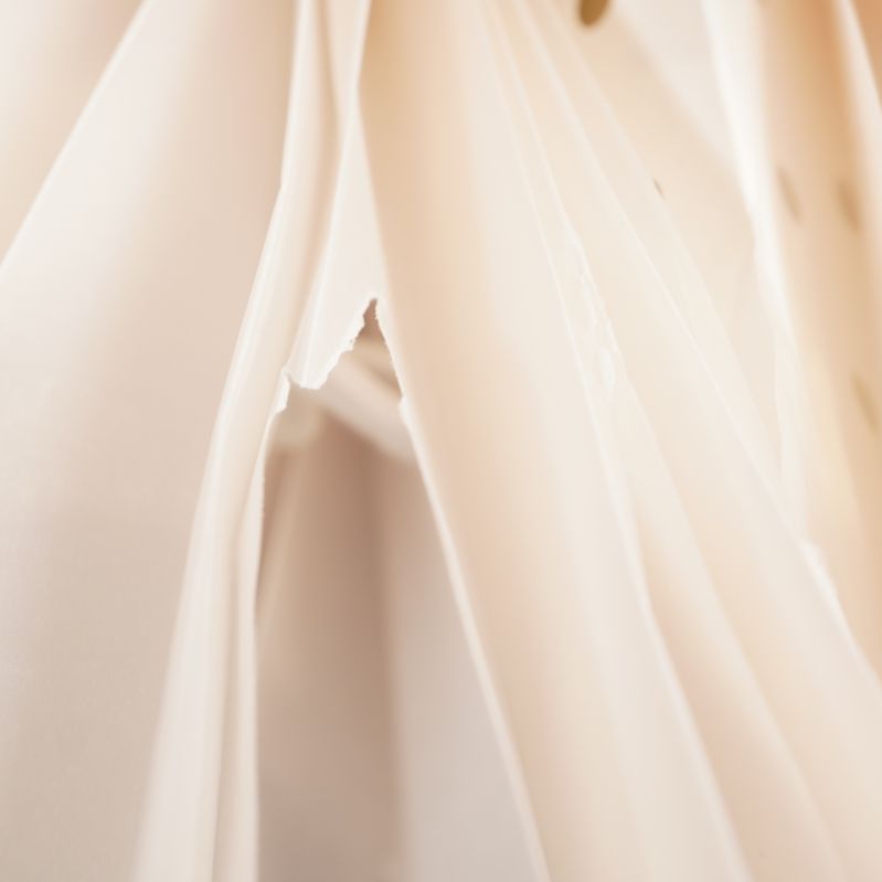 Närbild på pappersstjärna, synlig reva på ett blad