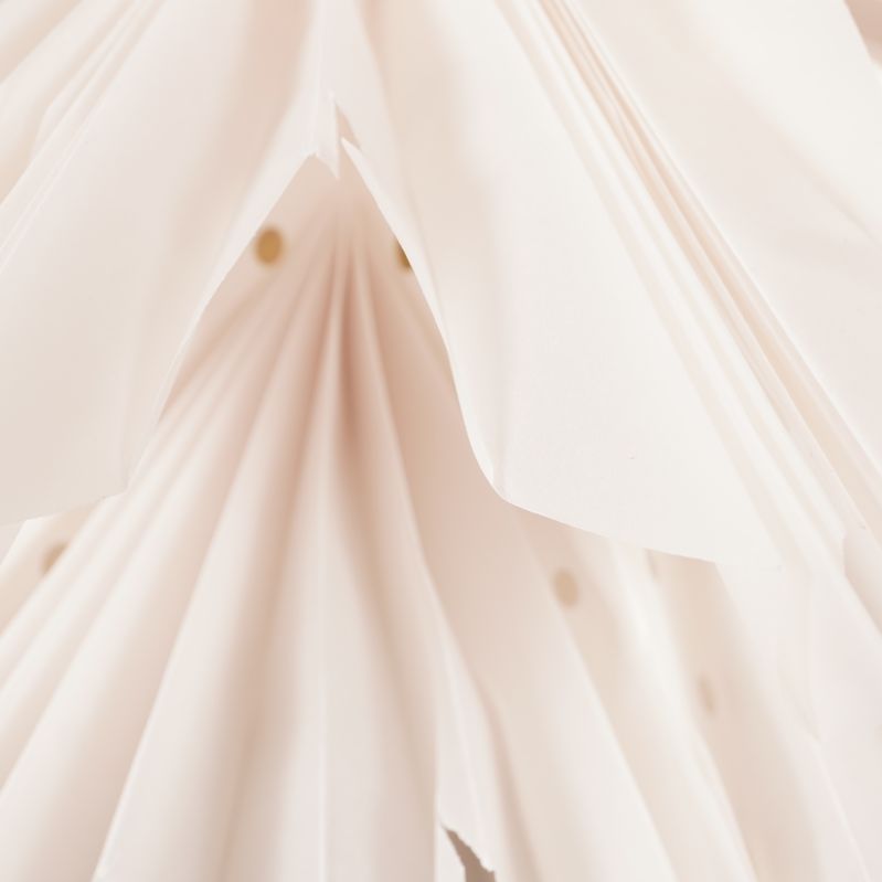 Detaljerad närbild på pappersvikning och hål