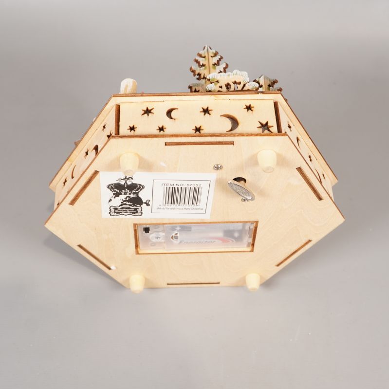 Undersida med batterilucka och etiketter på juldekoration