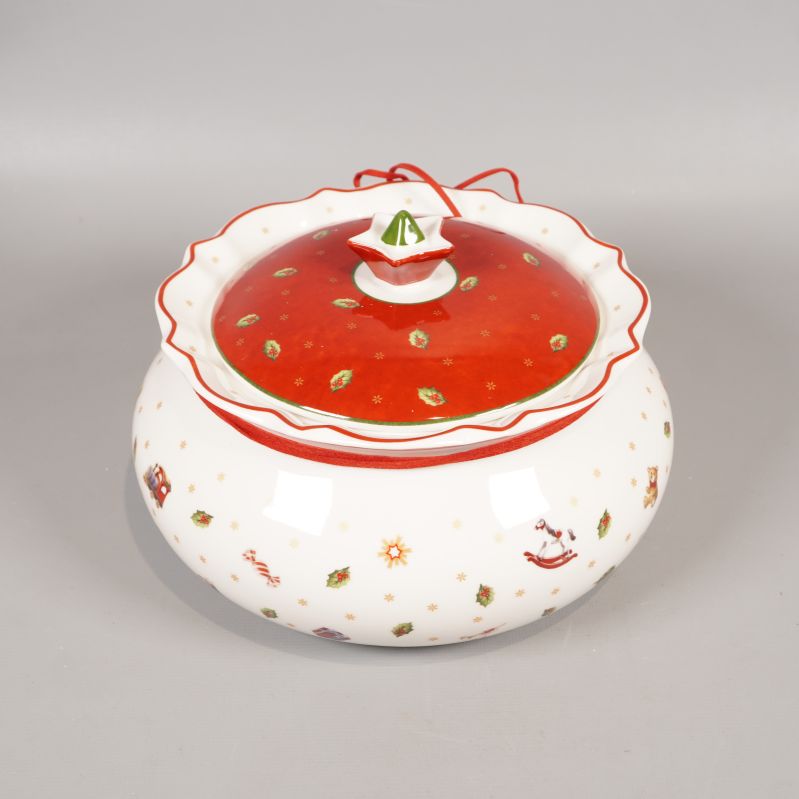 Burk med rött lock och julmotiv från sidan