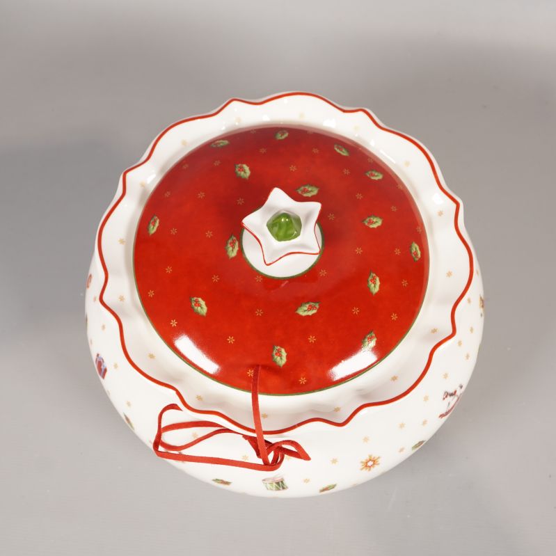 Toppen av burken med rött lock och snöre