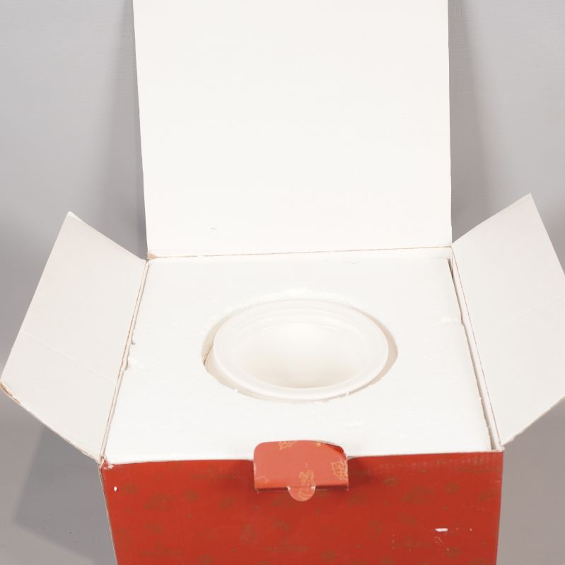 Kartongens insida med vit plastinlägg