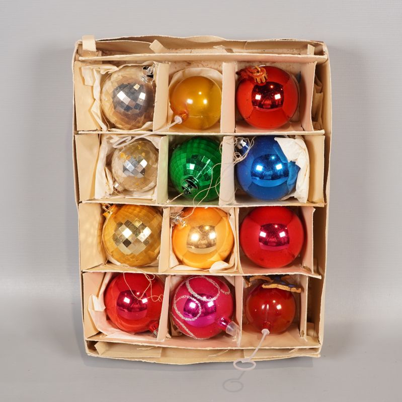 Tolv färgglada julgranskulor i kartong