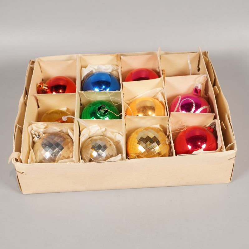 Julgrans kulor i olika färger i originalkartong