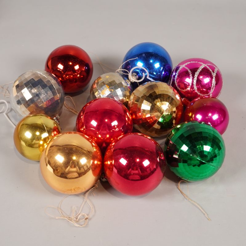 Tolv utspridda julgranskulor