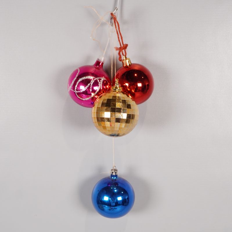 Fyra julgranskulor hängande i grupp