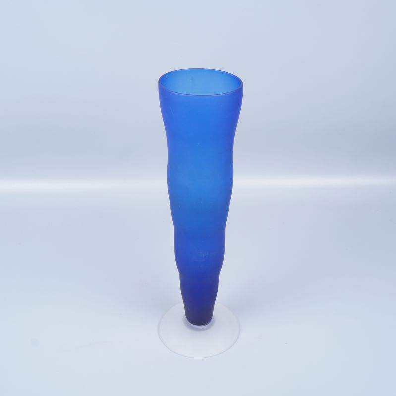 Blå frostad vas med vit fot