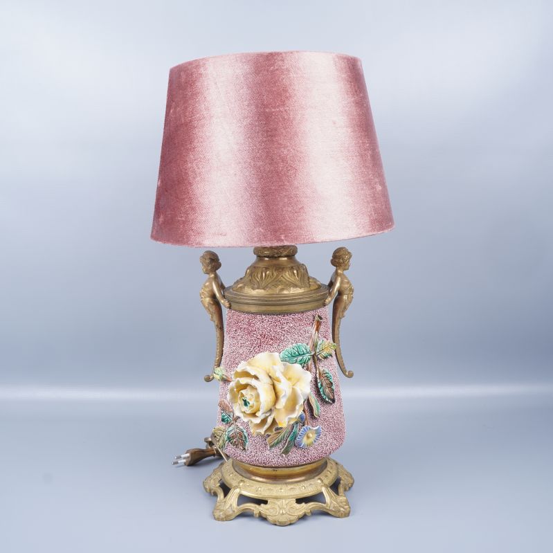 Bordslampa med rosa lampskärm och blomdekoration