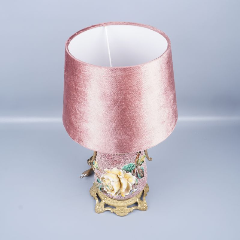 Bordslampa uppifrån med fokusering på rosa skärm