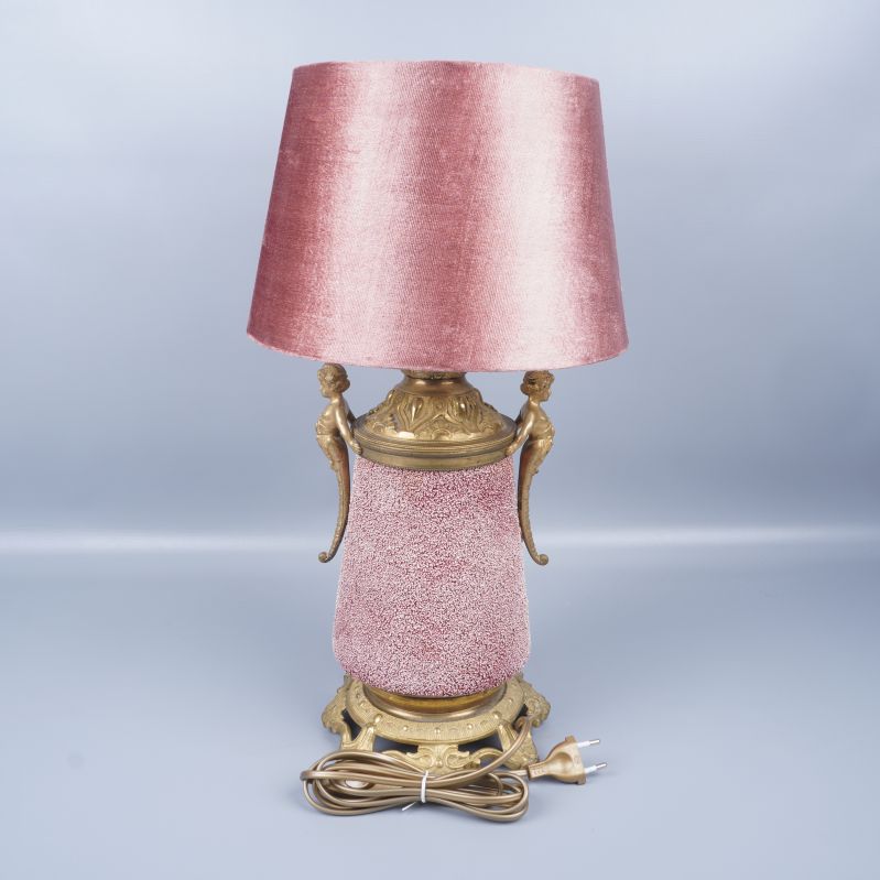 Baksida av bordslampa med synlig kabel och gulddekor