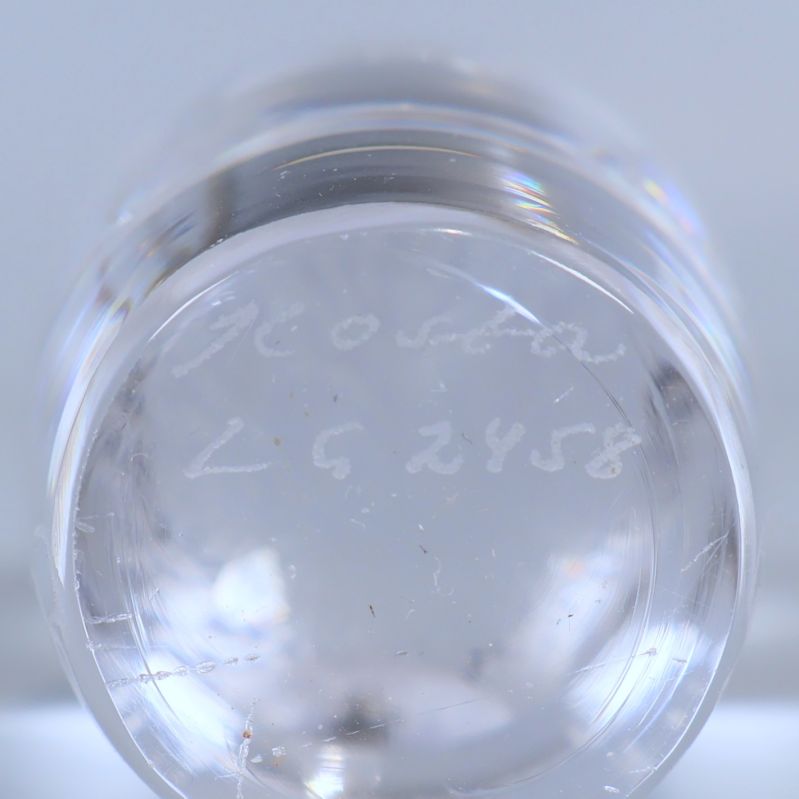 Närbild på graverad text Kosta LG 2458