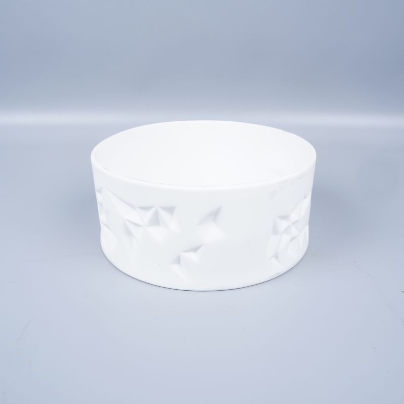 Vit rund skål med geometriskt upphöjt mönster