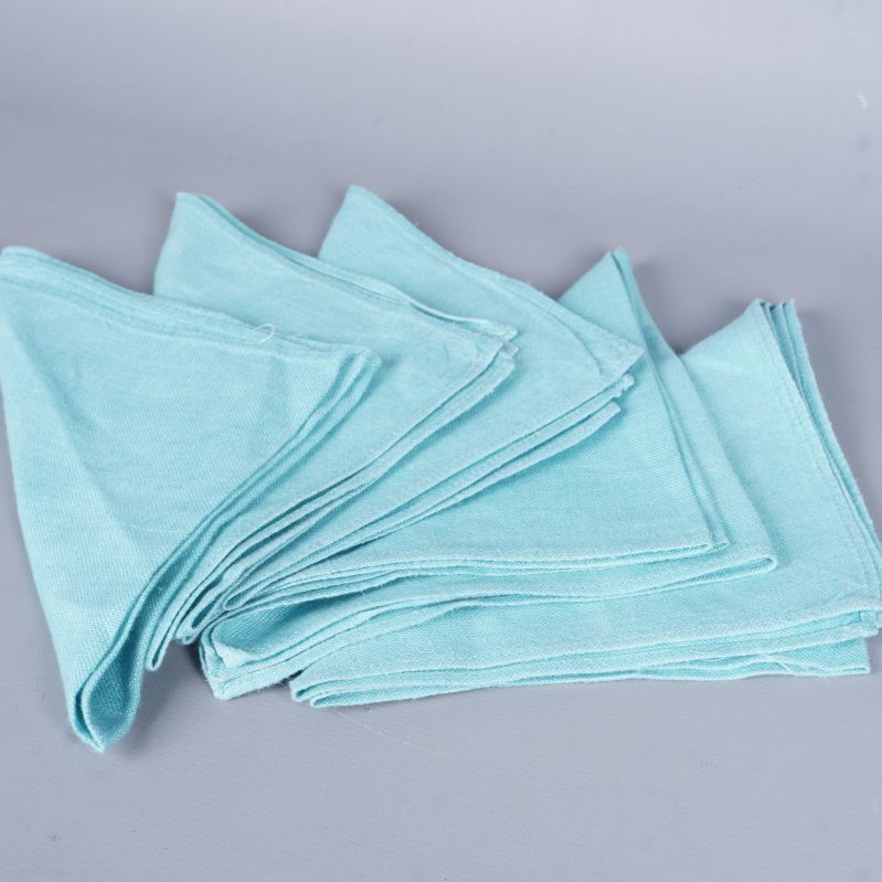 Hög med fem ljusblå tygservetter från sidan