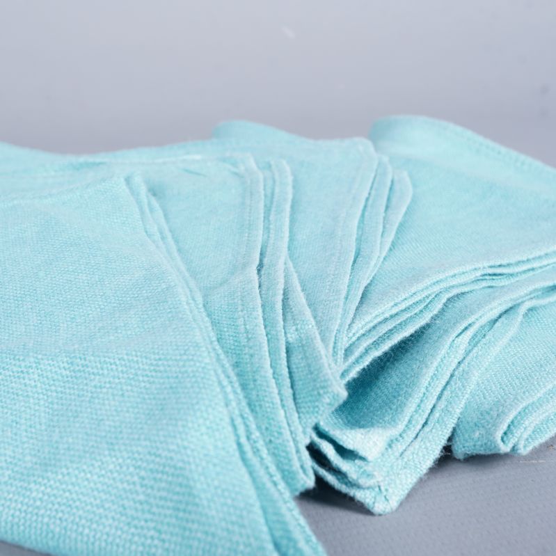 Närbild på ljusblå tygservetter vikta tillsammans
