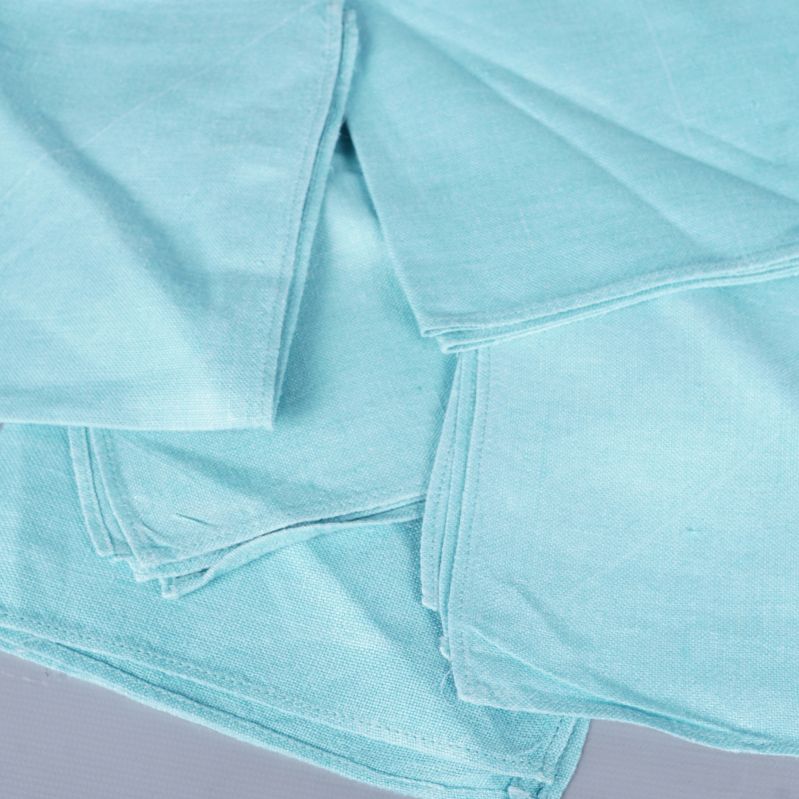 Närbild på vikta servetter i ljusblått tyg