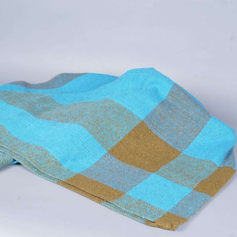 Rutigt dukslängd utlagd och lätt draperad