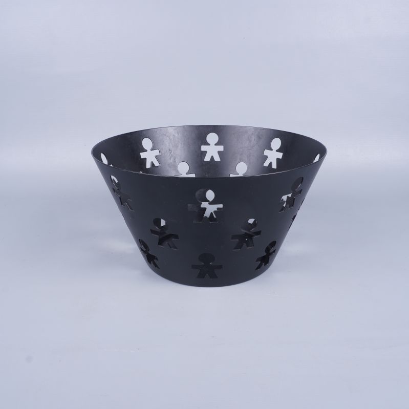 Svart fruktskål med figurutskärningar sedd framifrån