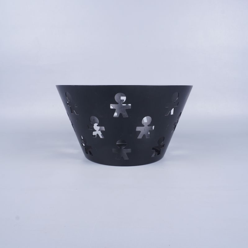 Svart fruktskål med mönstrade utskärningar från sidan