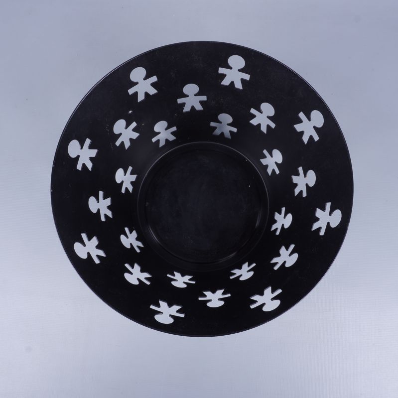 Svart fruktskål sedd uppifrån med utskärningar