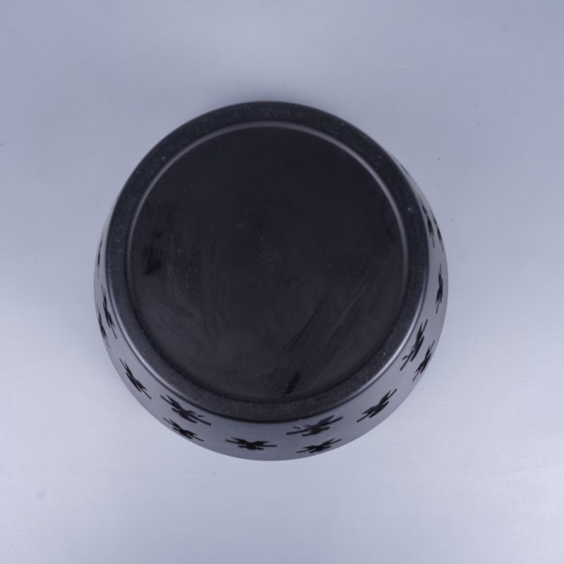 Fruktskålens undersida visar slät svart yta