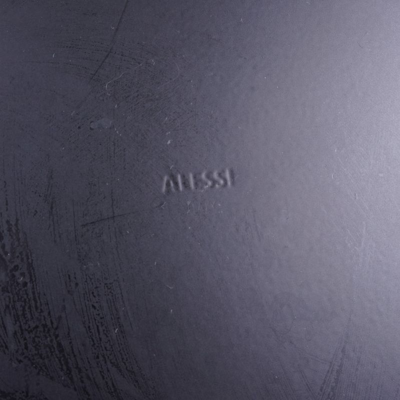 Närbild av Alessi-stämpel under fruktskålen