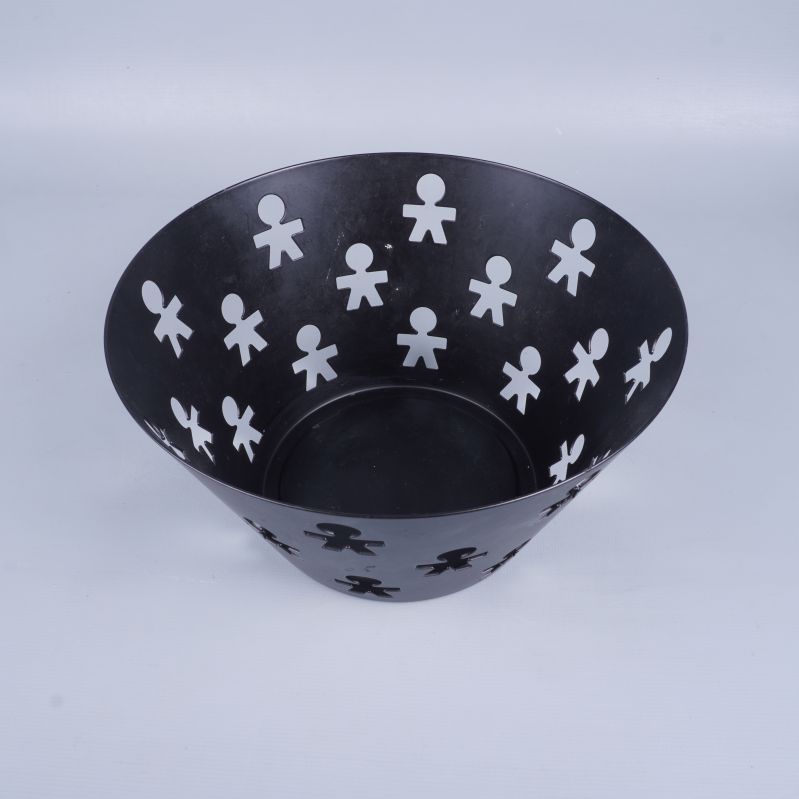 Svart fruktskål med mönster i lätt vinkel