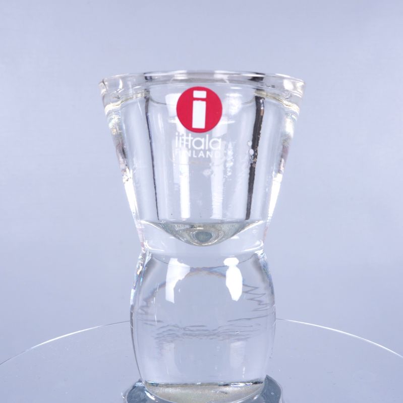 Närbild av Iittala-logga på glasljusstake