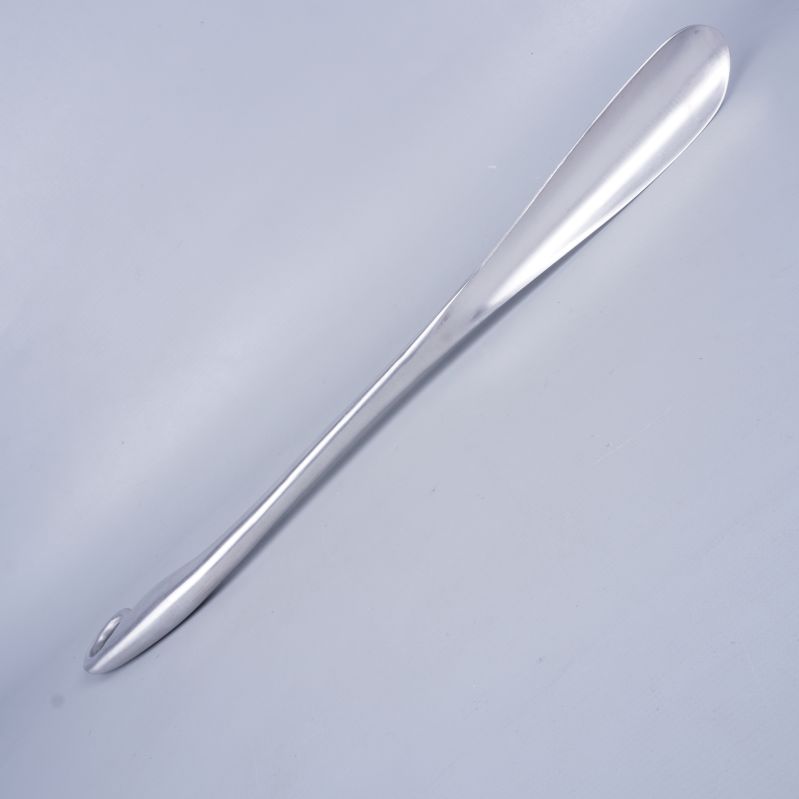 Skohorn i borstad metall liggande på sidan