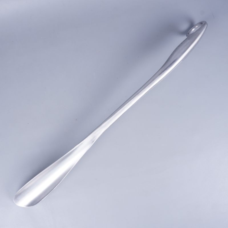 Stilrent metallskohorn fotograferat snett uppifrån