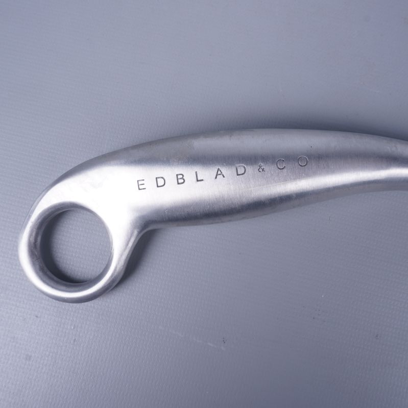 Närbild av skohornets grepp med texten EDBLAD & CO