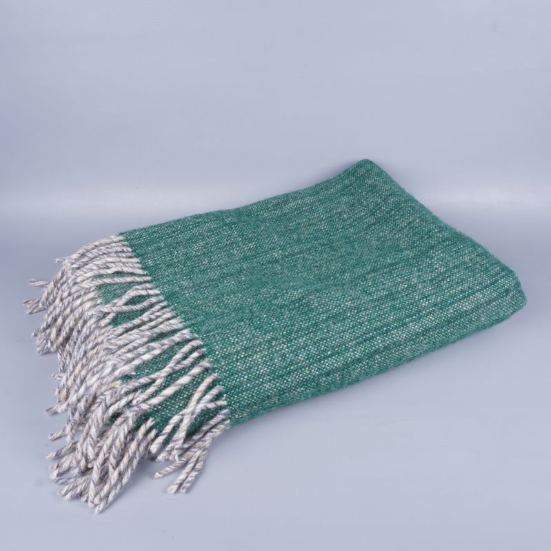 Grön lammullsfilt vikt i sned vinkel