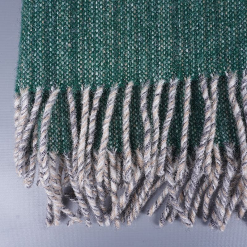 Närbild på fransar och struktur i filten