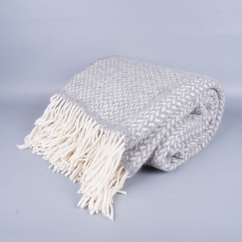 Grå pläd i lammull hopvikt med vita fransar