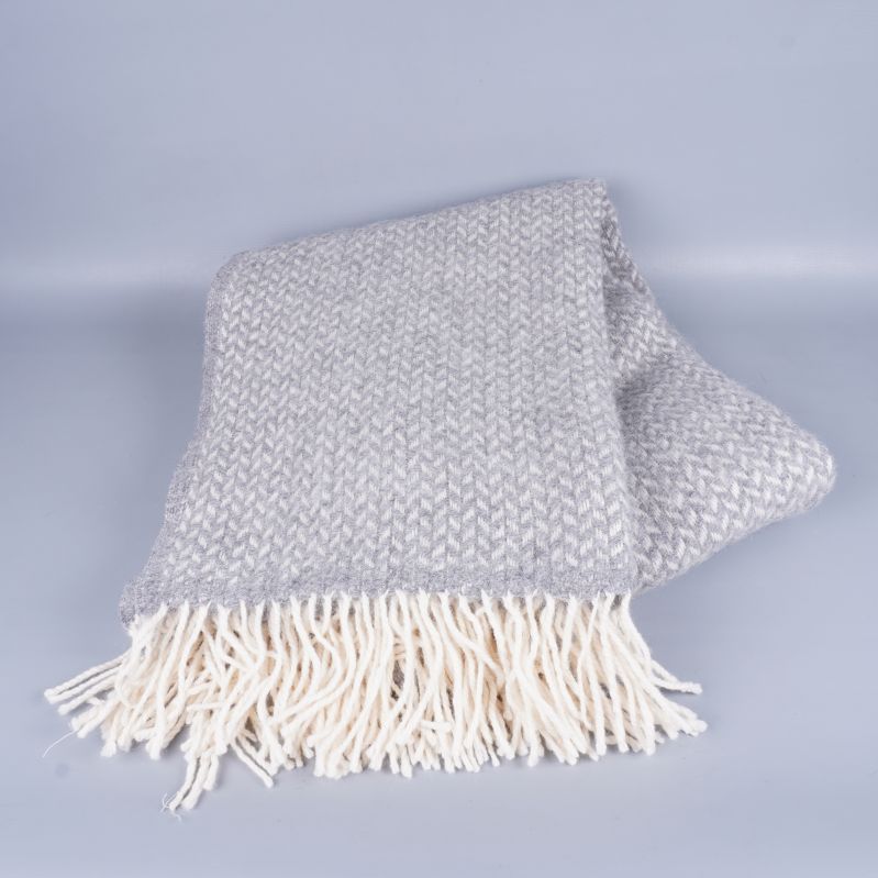 Lammullspläd utvikt med synliga fransar och mönster