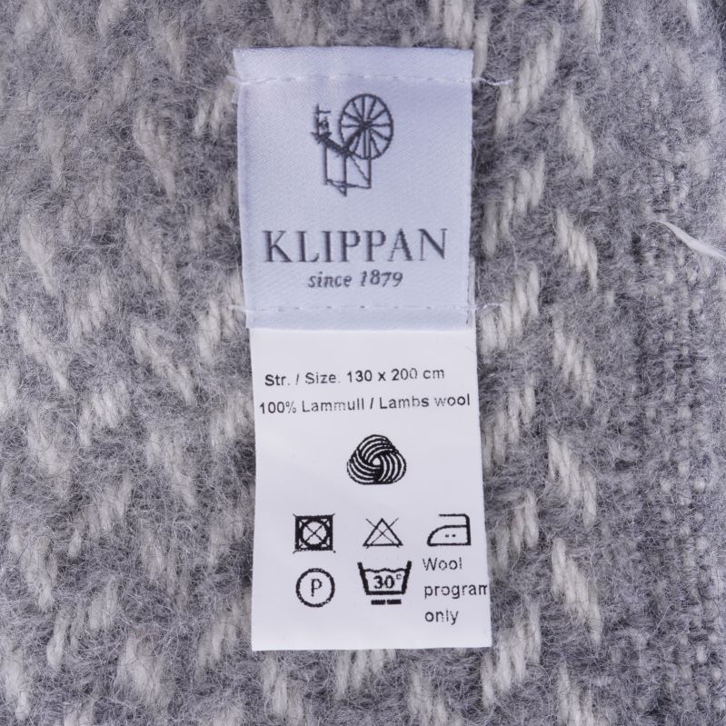 Närbild på etikett med Klippan och materialinformation