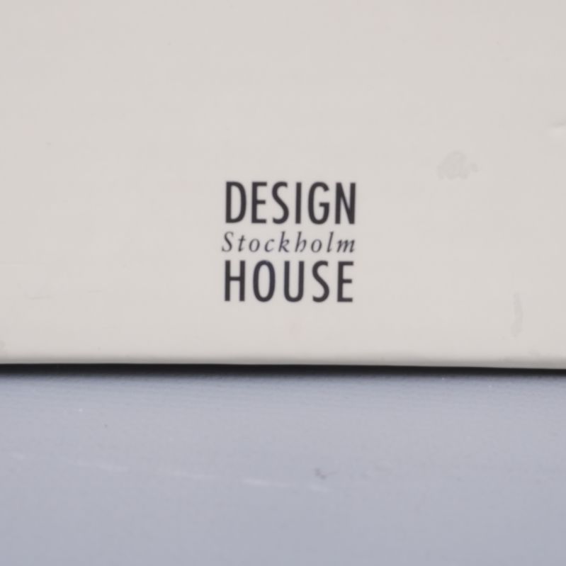 Närbild på Design House Stockholm logotyp på kartong