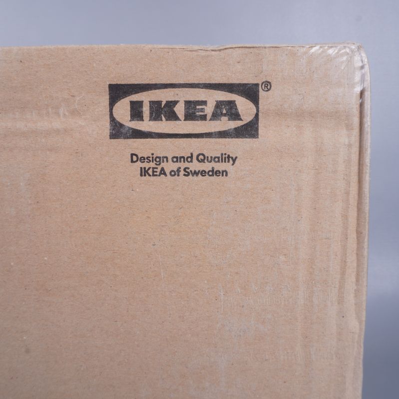 Närbild på IKEA-logotypen och texten "Design and Quality"