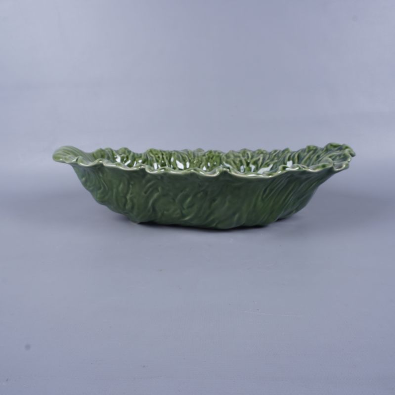 Salladsskålen sedd från sidan visar dess form och struktur