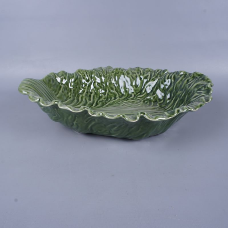 Grön salladsskål med detaljrik yta sedd från vinkel