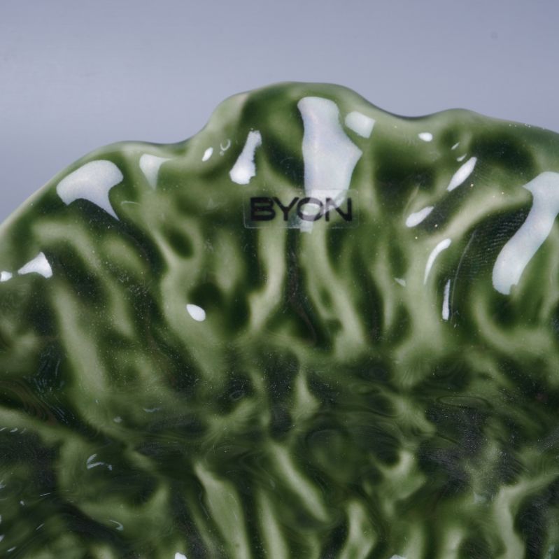 Närbild på BYON-logga tryckt på skålens insida