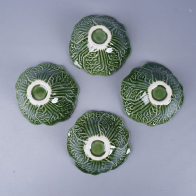 Skålar vända upp och ner visar botten och färg