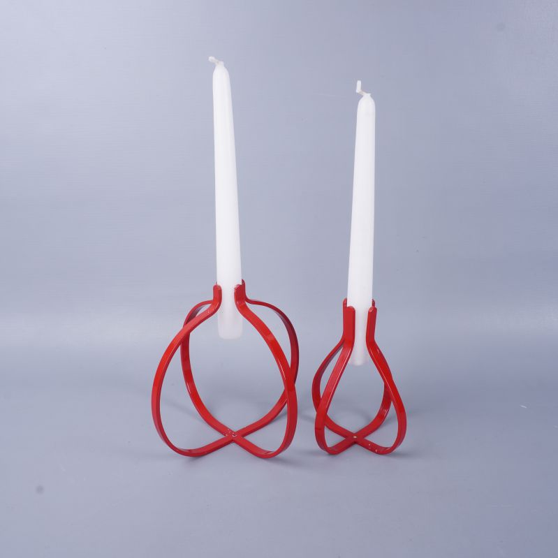 Ljushållare med vita ljus isatta