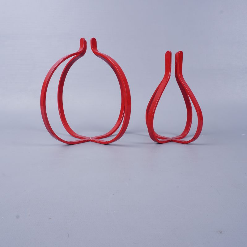 Två röda ljushållare i olika storlek