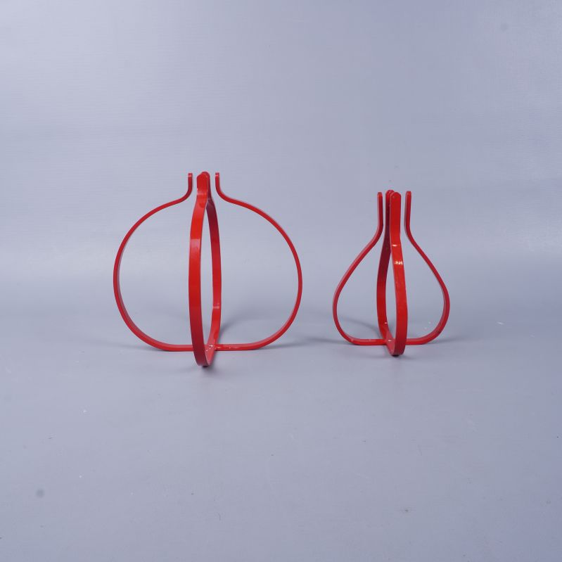 Frontal vy av röd ljushållare duo