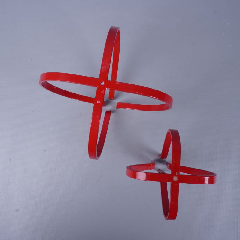 Två röda moderna ljushållare ovanifrån