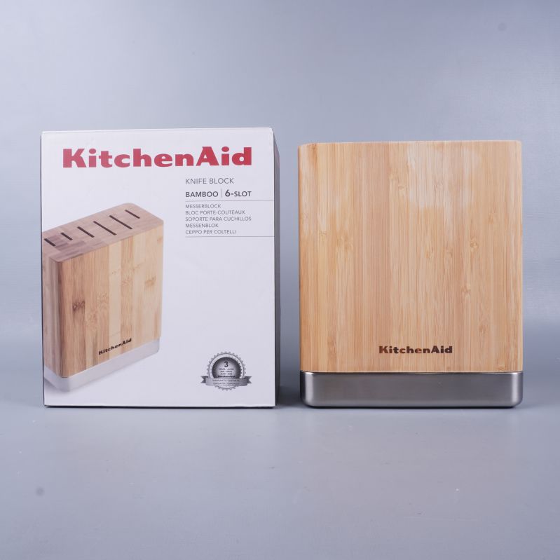 Knivblock och förpackning från KitchenAid står sida vid sida