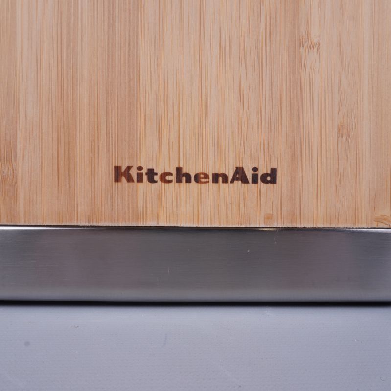 Närbild av KitchenAid-logotyp på knivblock i bambu
