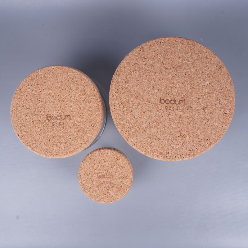 Tre korkunderlägg i varierande storlekar med Bodum-logga