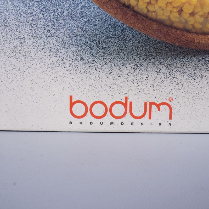 Närbild på Bodum-logotyp på förpackningen till hot pot set