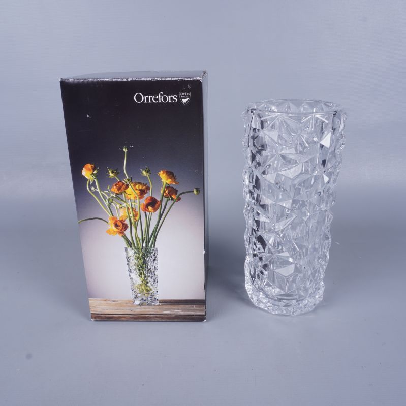 Fasettslipad glasvas med förpackning från Orrefors